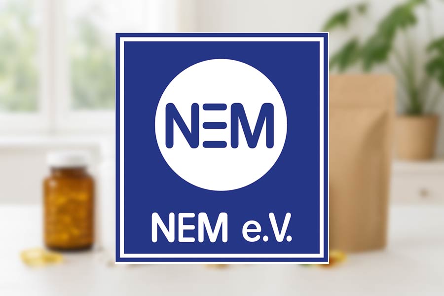 Bild mit dem Logo des NEM e.V., im Hintergrund Dosen und Verpackungen von Nahrungsergänzungsmitteln.