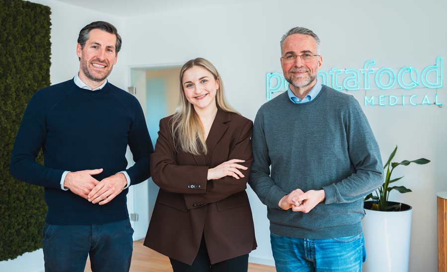 Gruppenbild des Management-Teams in modernem Büro.