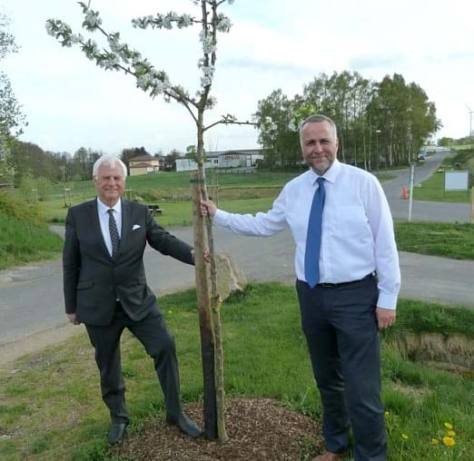 Manfred Scheffler (links) und Sven Scheffler (rechts) pflanzen einen Baum